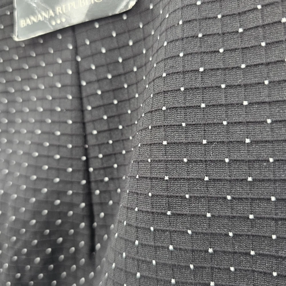 NWT Banana Republic Skirt Womens Size 0 Black Knee Length Textured Design Lined.